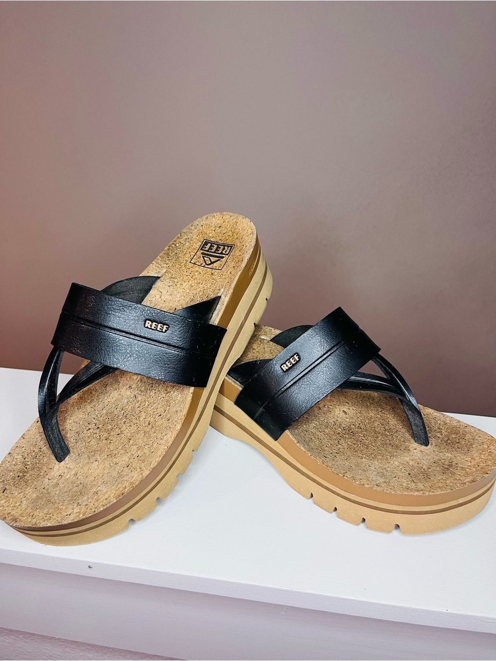 Reef Women Black & Tan Cork Footbed Thong Sandals size 9
